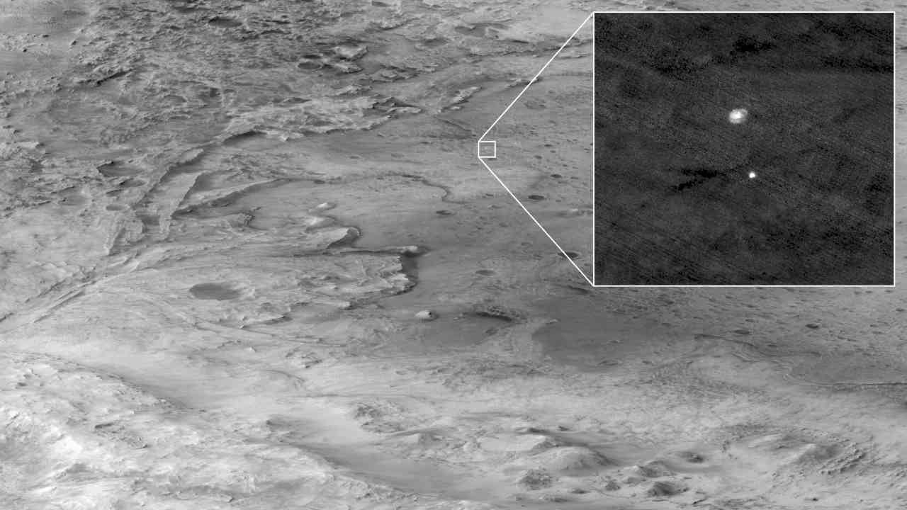 퍼시를 태운 착륙 단계는 HiRISE의 2 월 18 일 이미지에서 낙하산이 뒤처진 화성의 분위기를 통해 떨어지는 것을 볼 수 있습니다.  이미지 : NASA