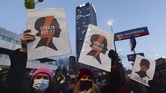 Poland: On International Women's Day, protestors take to the streets to condemn abortion ban