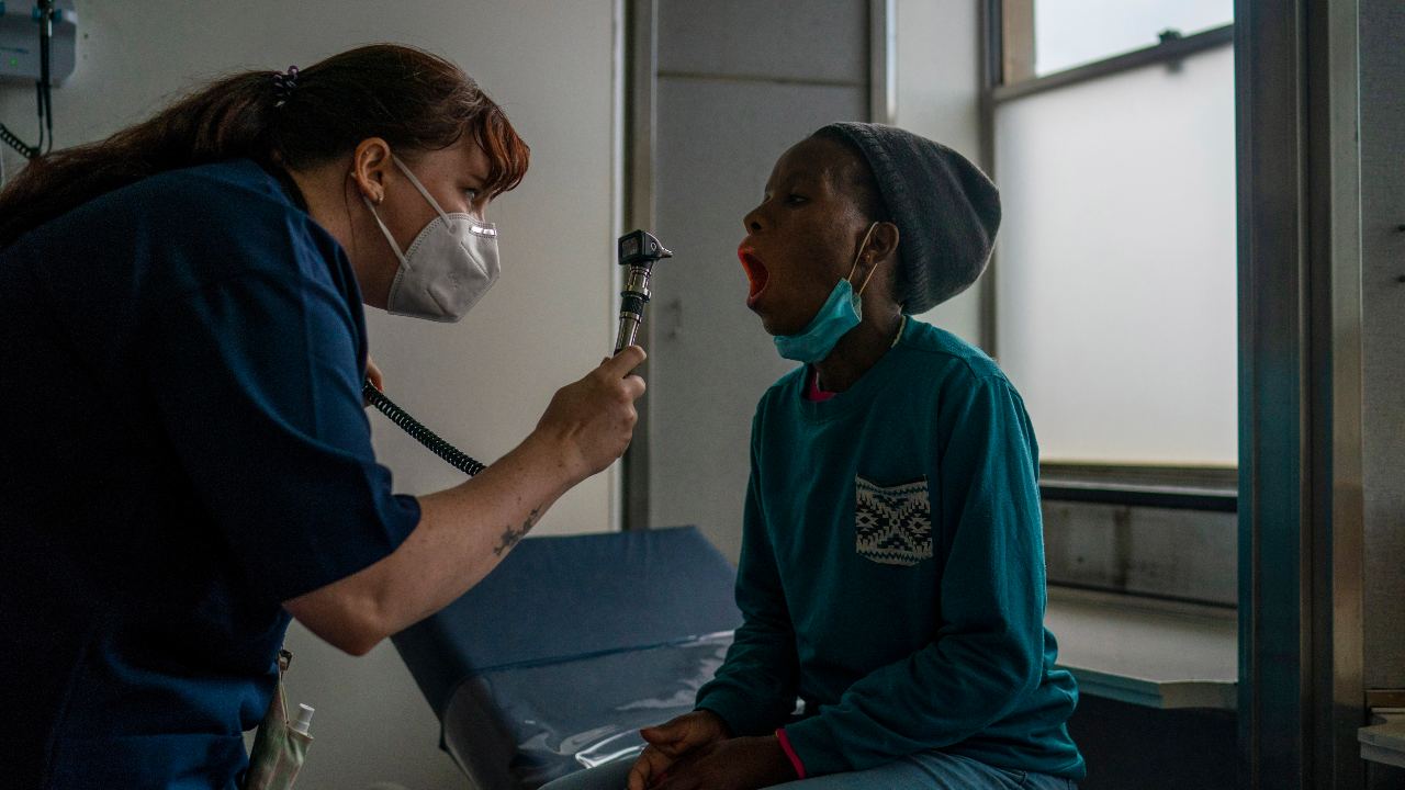 A medical worker checks on a COVID-19 vaccine trial participant in Johannesburg, Dec. 8, 2020. Before alerting the world to a dangerous new coronavirus variant, the country struggled with the financial and logistical pressures that often forestall trials in less developed nations. Image credit: Joao Silva/The New York Times) 