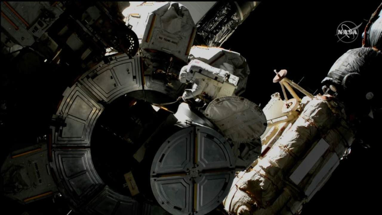 Los astronautas toman medidas de seguridad después de la exposición al amoníaco tóxico durante una caminata espacial