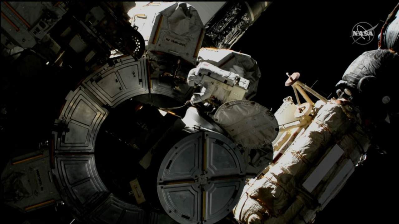 Los astronautas toman medidas de seguridad después de la exposición al amoníaco tóxico mientras caminan en el espacio