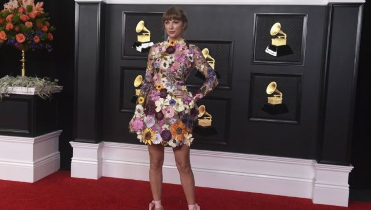 Grammy Awards 21 Taylor Swift Becomes First Female Artist To Win Album Of The Year See Full Winner S List Entertainment News Firstpost