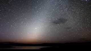 La poussière de Mars balaie le système solaire interne, laissant une faible lueur dans le ciel nocturne : Etude