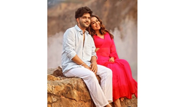 Watch: Neha Kakkar, Guru Randhawa star in T-Series' new love ballad Aur Pyaar Karna Hai Watch: Neha Kakkar, Guru Randhawa star in T-Series' new love ballad Aur Pyaar Karna Hai