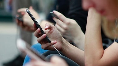 Study reveals that majority of people think smartphones and internet ruin wellbeing