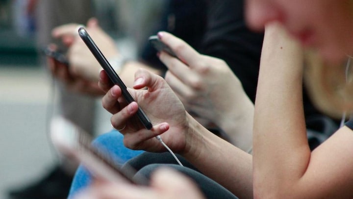 Study reveals that majority of people think smartphones and internet ruin wellbeing