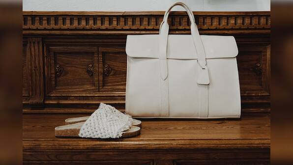 Add elegance and style to your look with these tote bags