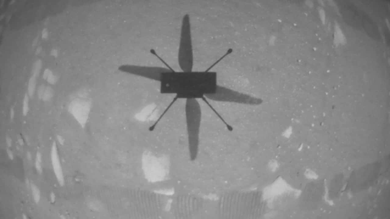 L'elicottero Marte creativo della NASA ha catturato questa ripresa mentre sorvolava la superficie di Marte il 19 aprile 2021, durante il suo primo volo a controllo energetico verso un altro pianeta.  Credito immagine: NASA