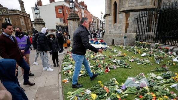 Masses descend on Buckingham Palace and Windsor Castle to mourn Prince Philip, snubbing COVID restrictions