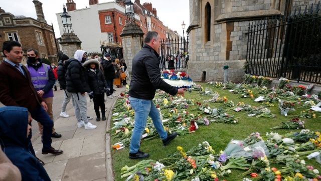 Masses descend on Buckingham Palace and Windsor Castle to mourn Prince Philip, snubbing COVID restrictions Masses descend on Buckingham Palace and Windsor Castle to mourn Prince Philip, snubbing COVID restrictions