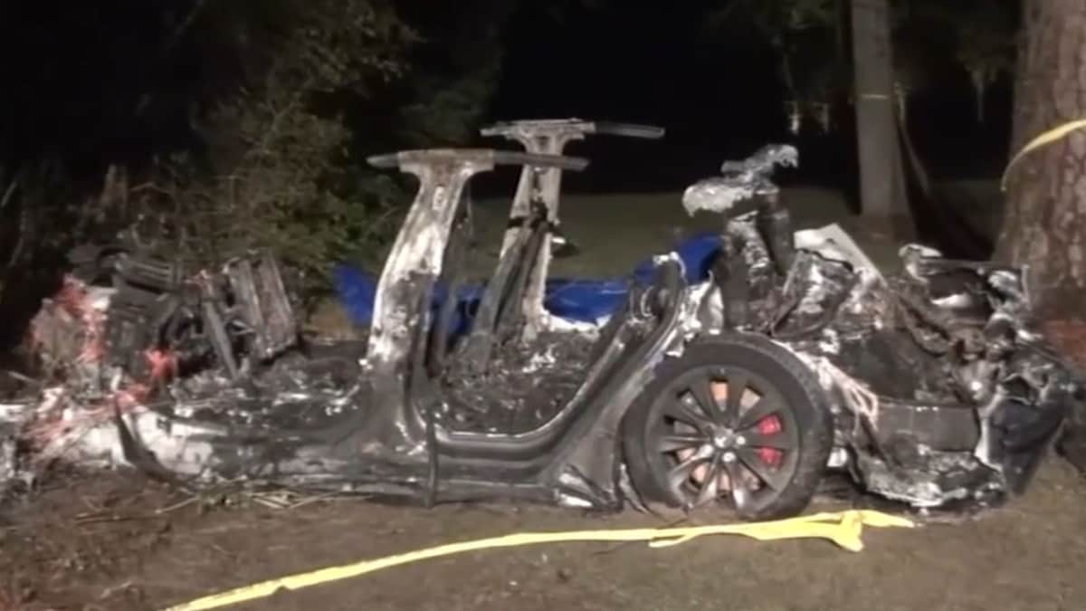 Two Killed In Fiery Tesla Model S Crash Authorities Say ‘there Was No One Driving Firstpost