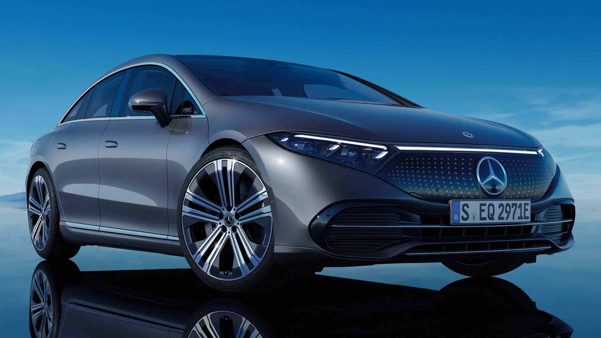 MercedesBenz EQS electric sedan makes global debut, has a range of up