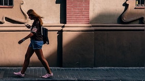 Android’s new 'Heads Up' feature to prompt distracted users to look up while walking