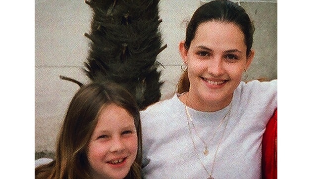 Crystal Theobald (R) with her cousin Jaimie. Still from Why Did You Kill Me? | Netflix