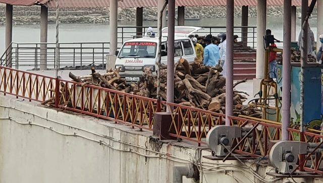 A pyre being prepared at the Rajghat. Firstpost/Mohammad Sartaj Alam
