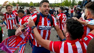 Luis Suárez welcomed by 30,000 fans at Brazil's Gremio arena