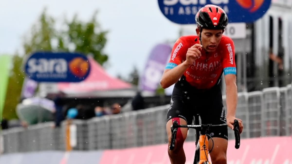 Giro d'Italia: Swiss cyclist Gino Maeder wins sixth stage, Attila Valter takes leader's jersey