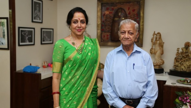 Makrand Mehta, Hema Malini's secretary dies of COVID-19; actor-politician pays tribute on social media Makrand Mehta, Hema Malini's secretary dies of COVID-19; actor-politician pays tribute on social media