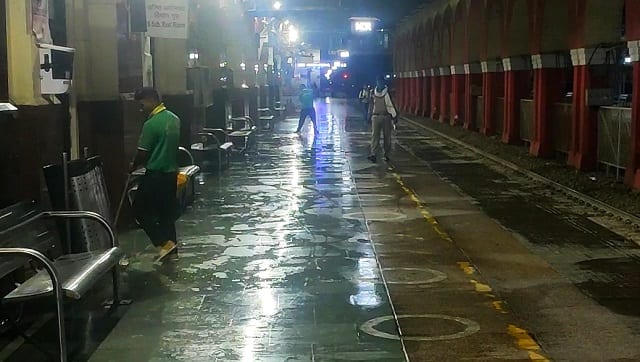 Sanitation workers clean up the premises of the Aligarh Railway Junction without masks or other safety equipment) 
