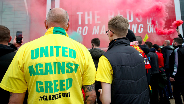 Premier League: Police launch investigation into Manchester United fans’ protest at Old Trafford after attack on officer Premier League: Police launch investigation into Manchester United fans’ protest at Old Trafford after attack on officer