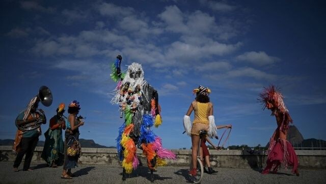 Comment une artiste de carnaval brésilienne a fait face au chômage pendant la pandémie en réinventant son métier d'échassier