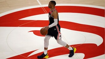 NBA: Wizards fall to Hawks, Spurs' record-setting first half ends Bucks' streak