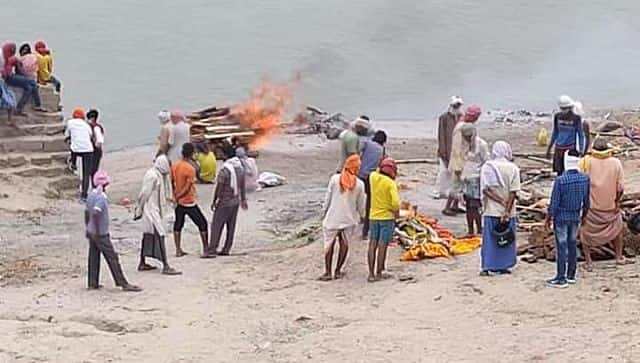 Pyres burning at Chausa Ghat. Firstpost/Mohammad Sartaj Alam
