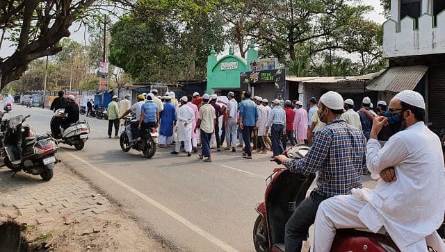 People taking bodies to the Mubarakpur Shaheed Cemetery in Gorakhpur. Firstpost/Mohammad Sartaj Alam