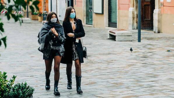 How can we still recognise familiar people even with them wearing a face mask?