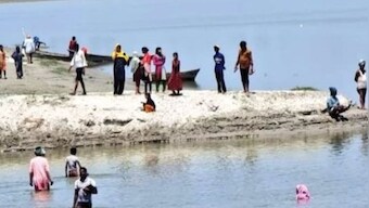 Villagers in Uttar Pradesh's Barabanki jump into river to escape 'poisonous' COVID-19 vaccine