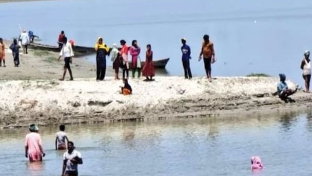 Villagers in Uttar Pradesh's Barabanki jump into river to escape 'poisonous' COVID-19 vaccine Villagers in Uttar Pradesh's Barabanki jump into river to escape 'poisonous' COVID-19 vaccine