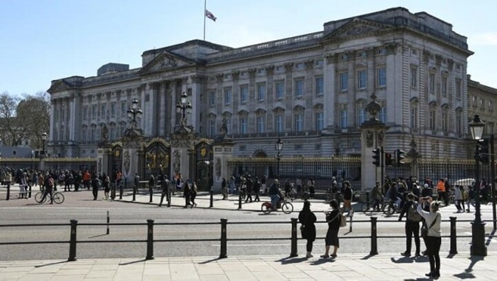 Buckingham Palace barred minorities from office jobs in '60s suggests a newspaper report; Queen's office denies allegations