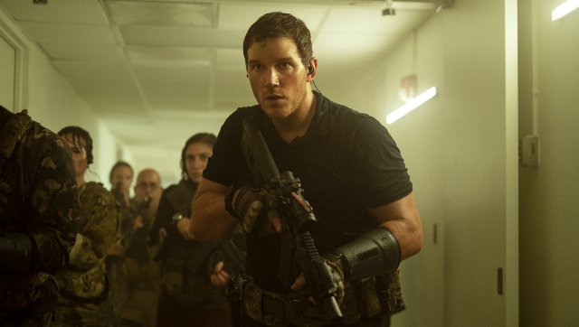 The Tomorrow War tries to blind viewers with flashy visuals to avert attention from script's vacuity The Tomorrow War tries to blind viewers with flashy visuals to avert attention from script's vacuity