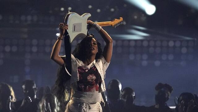 H.E.R. performs at the BET Awards on Sunday, June 27, 2021, at the Microsoft Theater in Los Angeles. (AP Photo/Chris Pizzello)
