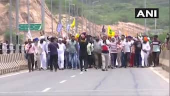Famers submit memoranda seeking repeal of agri laws as protests complete seven months; Tomar appeals to end stir