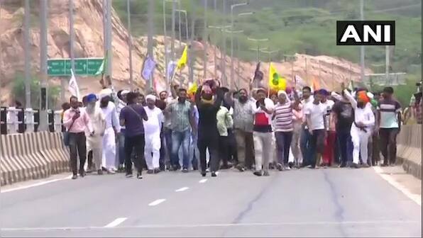 Famers submit memoranda seeking repeal of agri laws as protests complete seven months; Tomar appeals to end stir