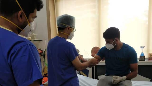Boxer Manish Kaushik is examined by Dr Dinshaw Pardiwala in June 2020, a day before undergoing surgery on his bicep. Image courtesy: Twitter/@virenrasquinha