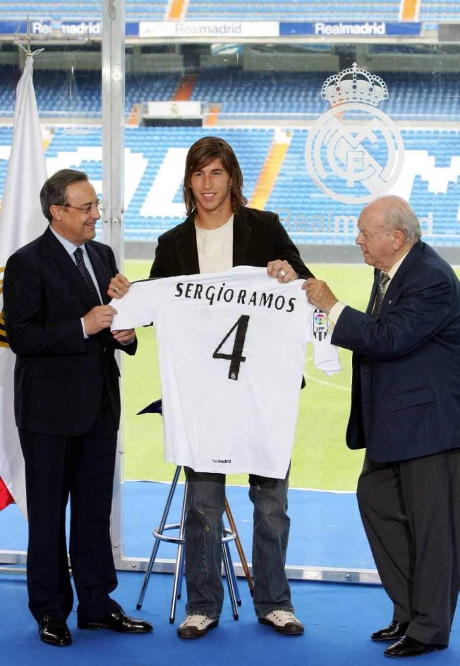 Real Madrid's president Florentino Perez (L) stands with new Spanish signing Sergio Ramos (C) and former Real Madrid player Alberto di Stefano as he is presented to the press at the Santiago Bernabeu stadium in Madrid, 08 September 2005. Ramos, formerly of Spanish club Seville was bought out of his contract for 27 million euros. The Ramos deal brings Real's summer spending on new players to 90 million euros.AFP PHOTO/PHILIPPE DESMAZES (Photo by PHILIPPE DESMAZES / AFP)