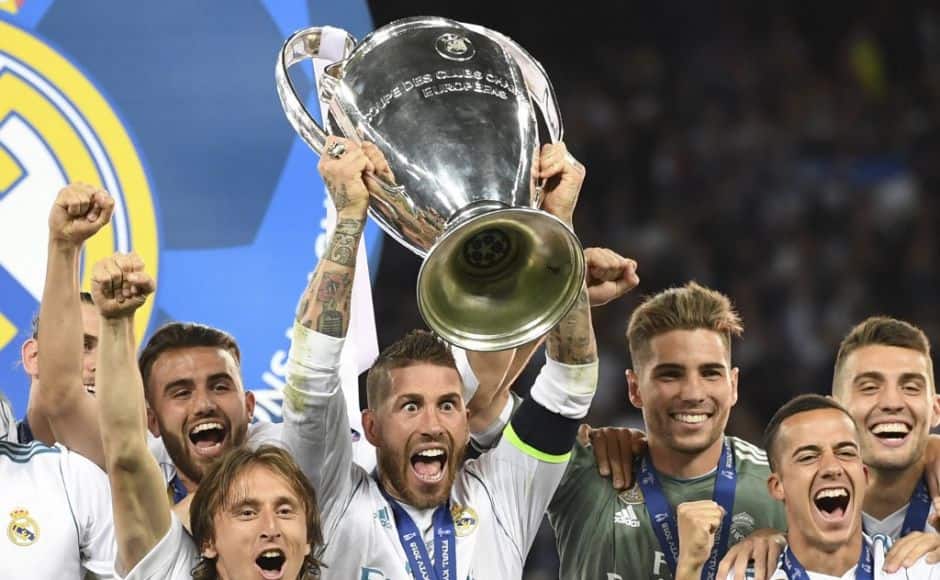  (FILES) In this file photo taken on May 26, 2018 Real Madrid's Spanish defender Sergio Ramos lifts the trophy as Real Madrid players celebrate winning the UEFA Champions League final football match between Liverpool and Real Madrid at the Olympic Stadium in Kiev, Ukraine. - Legendary captain Sergio Ramos is to leave Real Madrid after a glittering, trophy-laden career spanning 671 games and 16 seasons, the club announced on June 16, 2021. (Photo by Paul ELLIS / AFP)