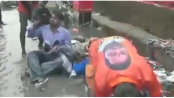 Mumbai rains: Shiv Sena MLA makes contractor sit on waterlogged street, gets civic workers to dump garbage on him