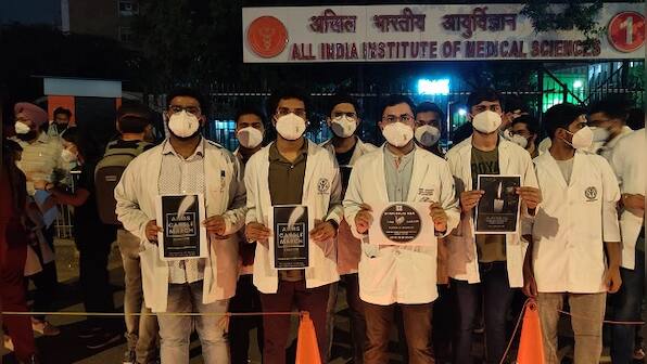 AIIMS, Safdarjung resident doctors hold candle march to support Madhya Pradesh doctors’ demand for stipend hikes
