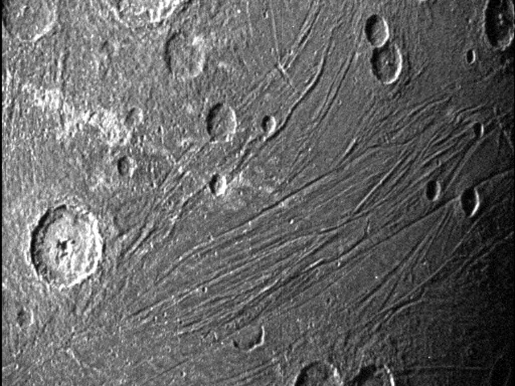 Esta imagen del lado oscuro del cañón fue tomada por la unidad de referencia estelar de Juno durante su vuelo a la luna el 7 de junio de 2021 con una cámara de navegación.  Crédito: NASA / JBL-Caltech / SVI