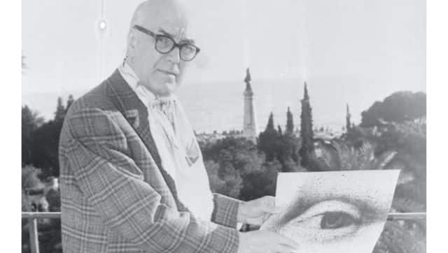 Raymond Hekking with a close up of his Mona Lisa. Photo courtesy: imago/United Archives International via The Conversation 