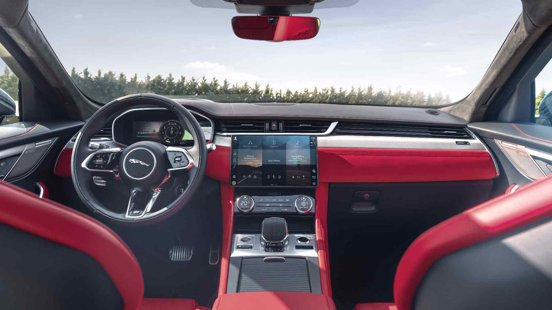 New 11.4-inch touchscreen takes centre stage on the redesigned dash. Image: Jaguar