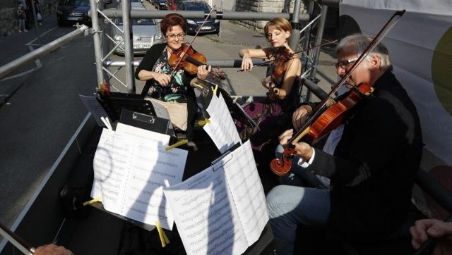 After lockdown, Budapest Festival Orchestra performs on open truck to encourage audiences to return to live performances After lockdown, Budapest Festival Orchestra performs on open truck to encourage audiences to return to live performances