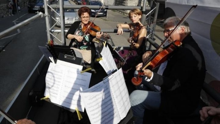 After lockdown, Budapest Festival Orchestra performs on open truck to encourage audiences to return to live performances