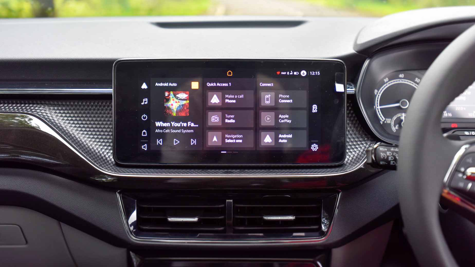 Items on the 10-inch touchscreen remain perfectly legible even in daylight glare, and the system is slick overall. Image: Overdrive/Anis Shaikh