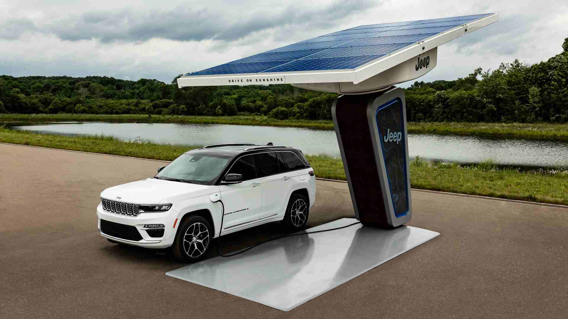 Jeep unveiled the Grand Cherokee 4xe plug-in hybrid at Stellantis EV Day 2021. Image: Jeep