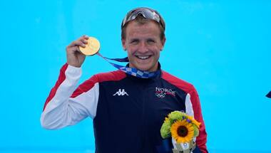 Tokyo Olympics 2020: Norwegian Kristian Blummenfelt wins chaotic triathlon