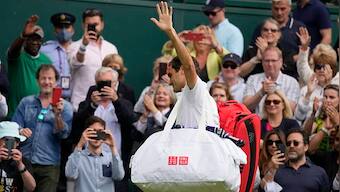 Wimbledon 2021: Roger Federer ousted after shock straight sets defeat to Hubert Hurkacz in quarters